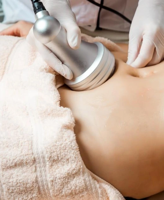 Practitioner applying radiofrequency device to patient's shoulder during body treatment